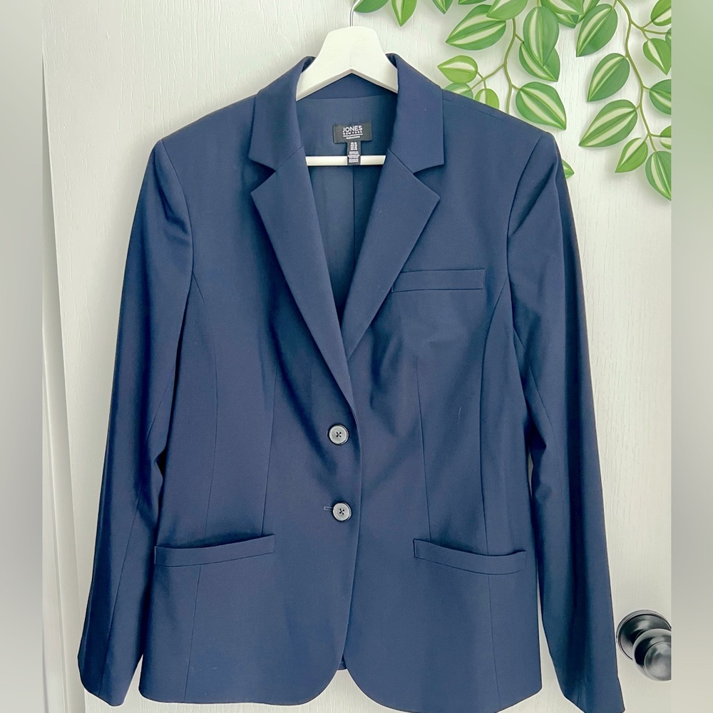 Jones New York women’s navy blue BLAZER, size 10, classic and very flattering!